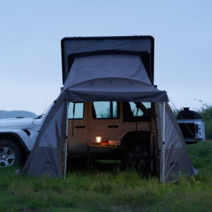 aneks-do-namiotu-dachowego-Wild-Land-Desert-Cruiser-widok-z-przodu