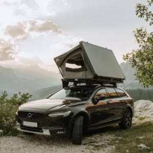 namiot-dachowy-Desert-Cruiser-II-120-rozlozony-na-Volvo-V90-zdjecie-od-przodu-auta-ale-pokazujace-rowniez-bok