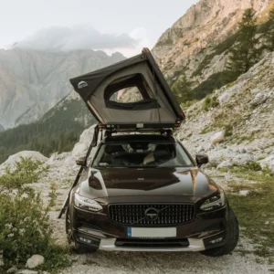 namiot-dachowy-Desert-Cruiser-II-120-rozlozony-na-Volvo-V90-zdjecie-od-przodu-auta_wynik