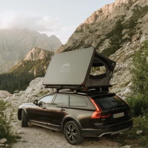 namiot-dachowy-Desert-Cruiser-II-120-rozlozony-na-Volvo-V90-zdjecie-z-tylu-auta-cala-bryla