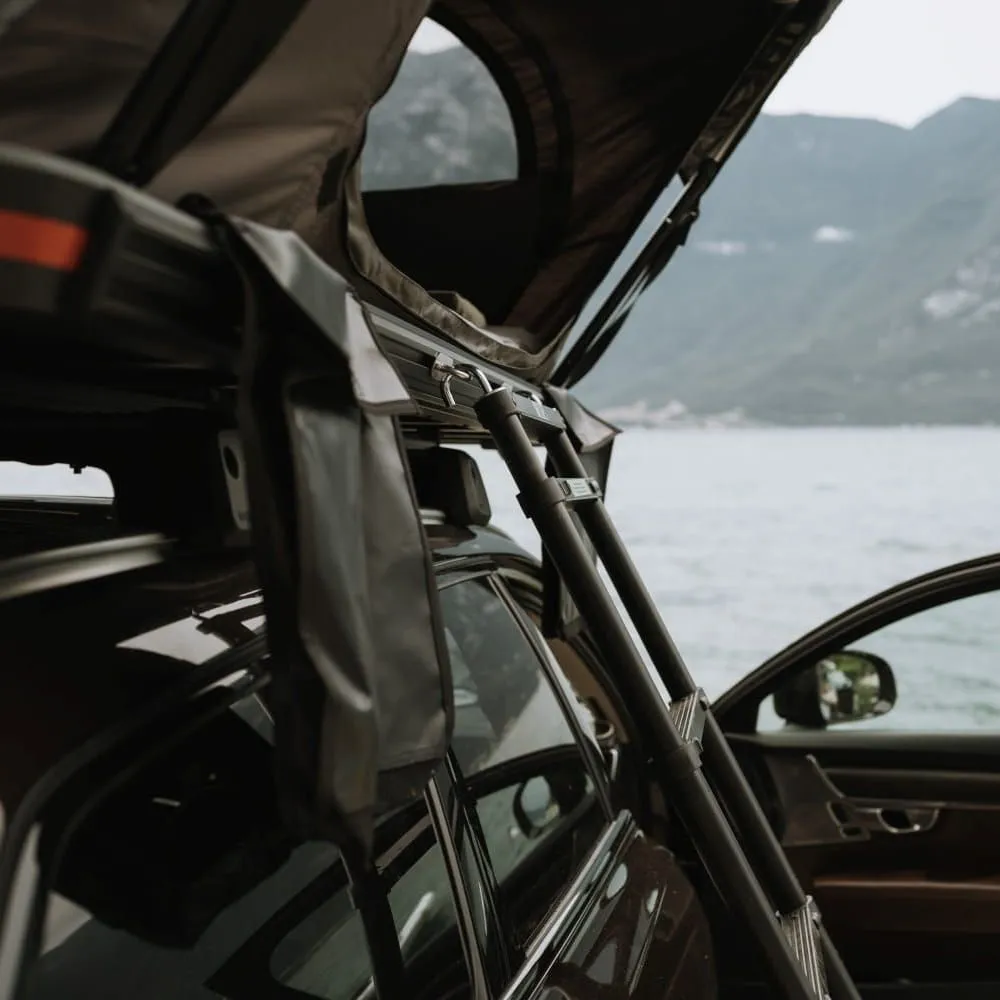 namiot-dachowy-Desert-Cruiser-II-120-zlozony-na-Volvo-V90-wyjscie-z-namiotu