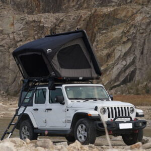 namiot-dachowy-Desert-Cruiser-rozlozona-duze-okna-po-bokach-i-ogromne-wejscie-zapewniaja-niesamowite-widoki