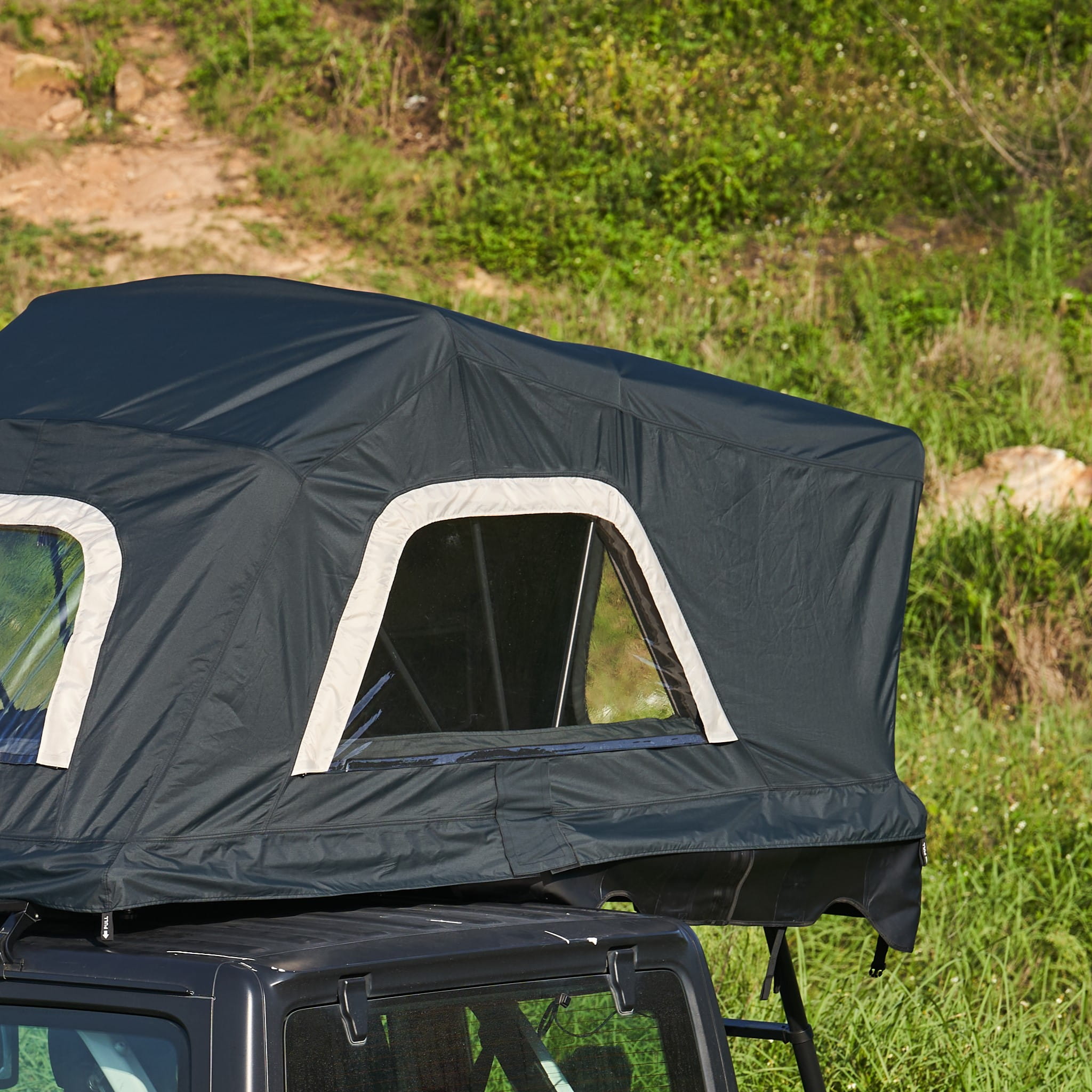 namiot-dachowy-Voyager-PRO-140-rozlozony-zdjecie-z-jednego-z-bokow-zewnetrzna-wartwa-okien-z-folii-pvc