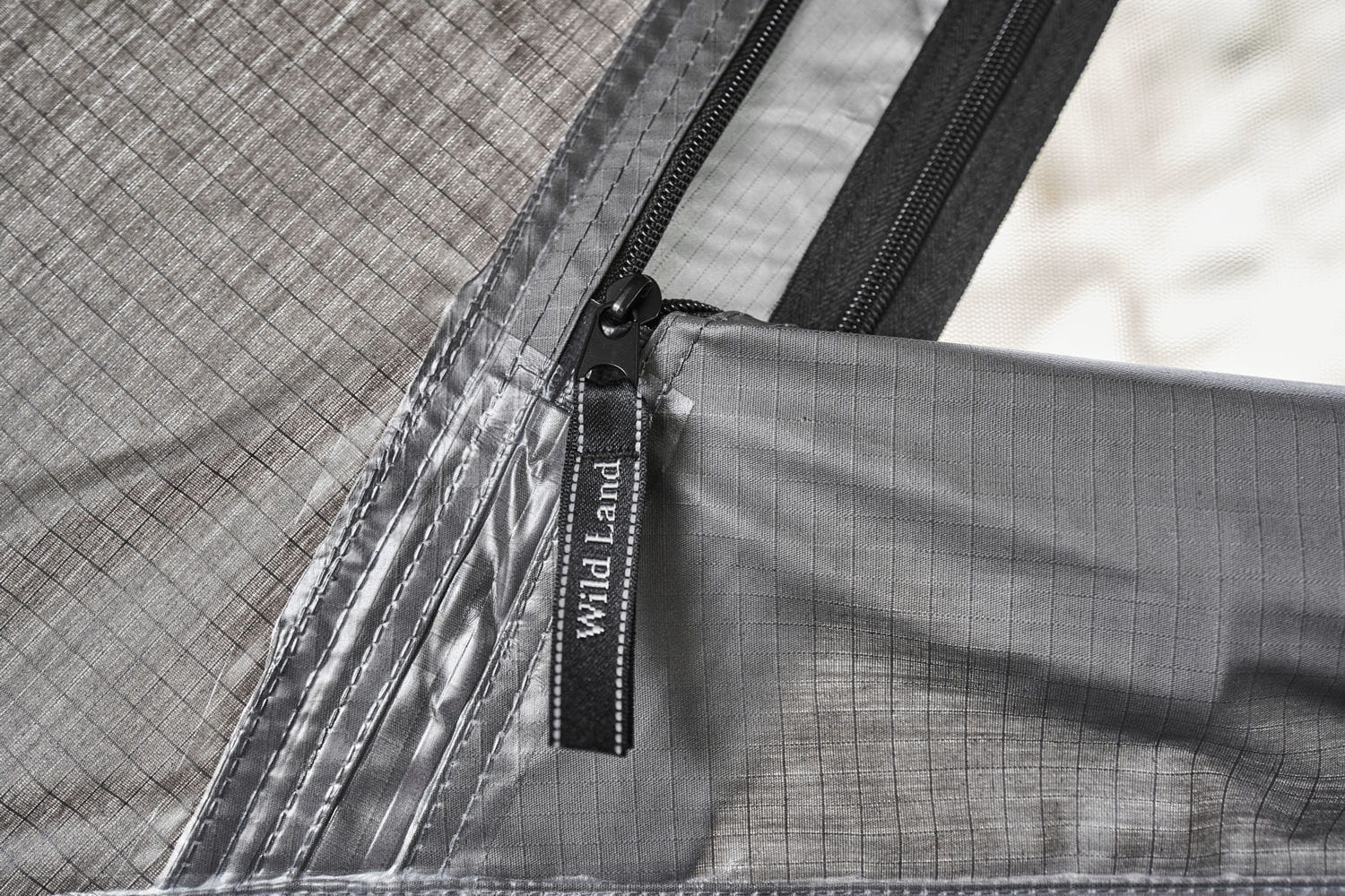 namiot-dachowy-Wild-Cruiser-PRO-250-wykonczenie-okien,-dwuwarstwowe-okna,-klejone-szwy