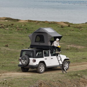 namiot-dachowy-Wild-Land-Air-Cruiser-140-rozlozony-na-samochodzie-Jeep-Wrangler-z-innej-perspektywy