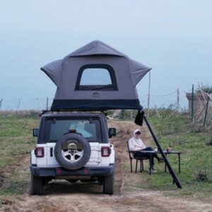 namiot-dachowy-Wild-Land-Air-Cruiser-140-rozlozony-na-samochodzie-Jeep-Wrangler-zdjecie-nieco-oddalone