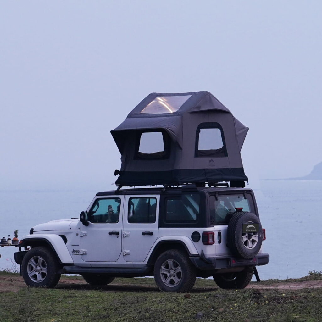 namiot-dachowy-Wild-Land-Air-Cruiser-140-rozlozony-na-samochodzie-Jeep-Wrangler-zdjecie-od-tylu namiot-dachowy-Wild-Land-Air-Cruiser-140-rozlozony-na-samochodzie-Jeep-Wrangler-zdjecie-od-tylu