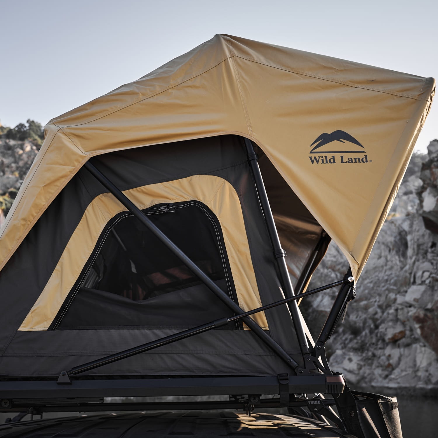 namiot-dachowy-Wild-Land-Normandy-Auto-PRO-120-rozlozony-kolorystyka-i-inne-detale-zdjecie-z-boku