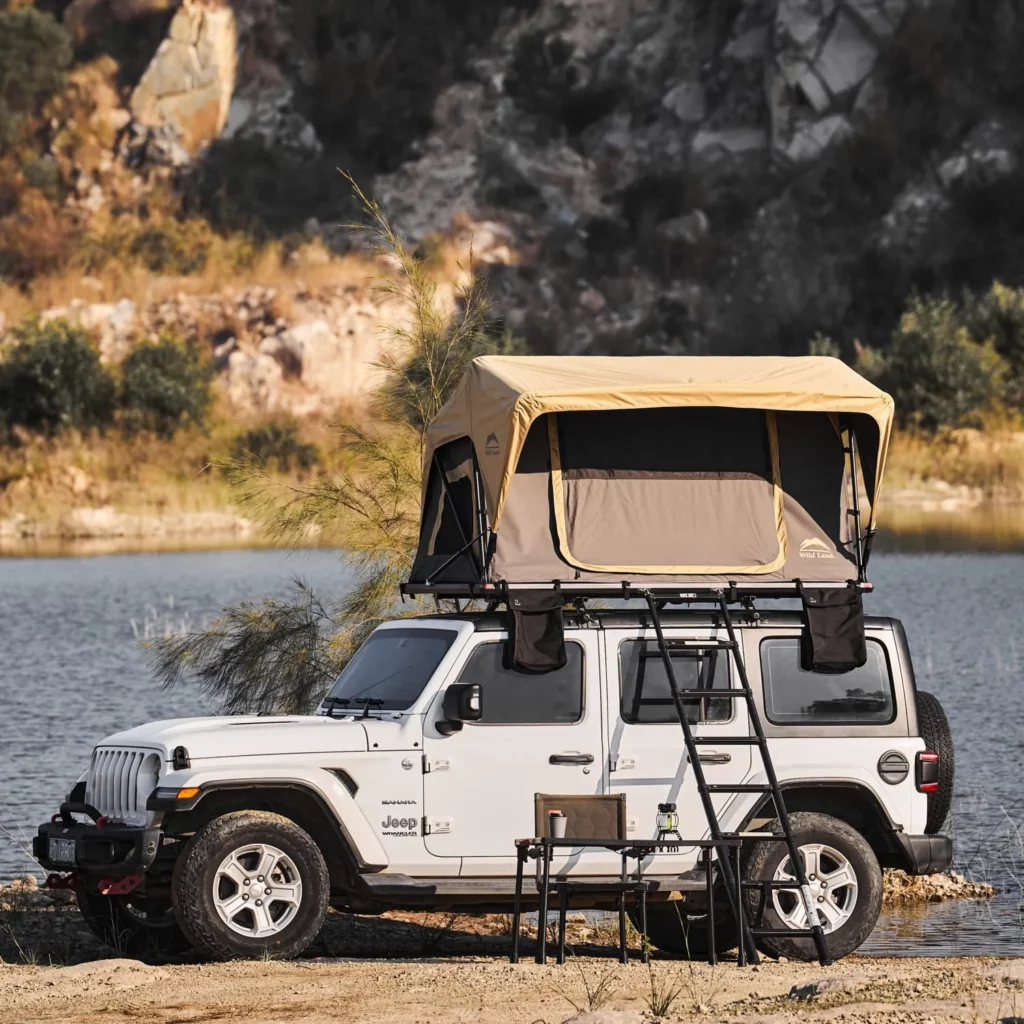 namiot-dachowy-Wild-Land-Normandy-Auto-PRO-140-rozlozony-z-zamknietym-wejsciem-do-namiotu-zdjecie-od-p