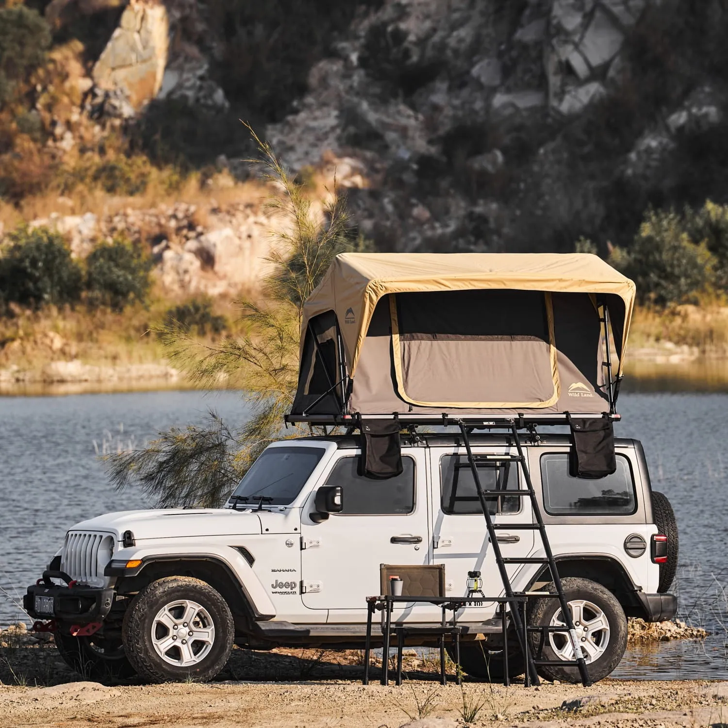 namiot-dachowy-Wild-Land-Normandy-Auto-PRO-140-rozlozony-z-zamknietym-wejsciem-do-namiotu-zdjecie-od-p