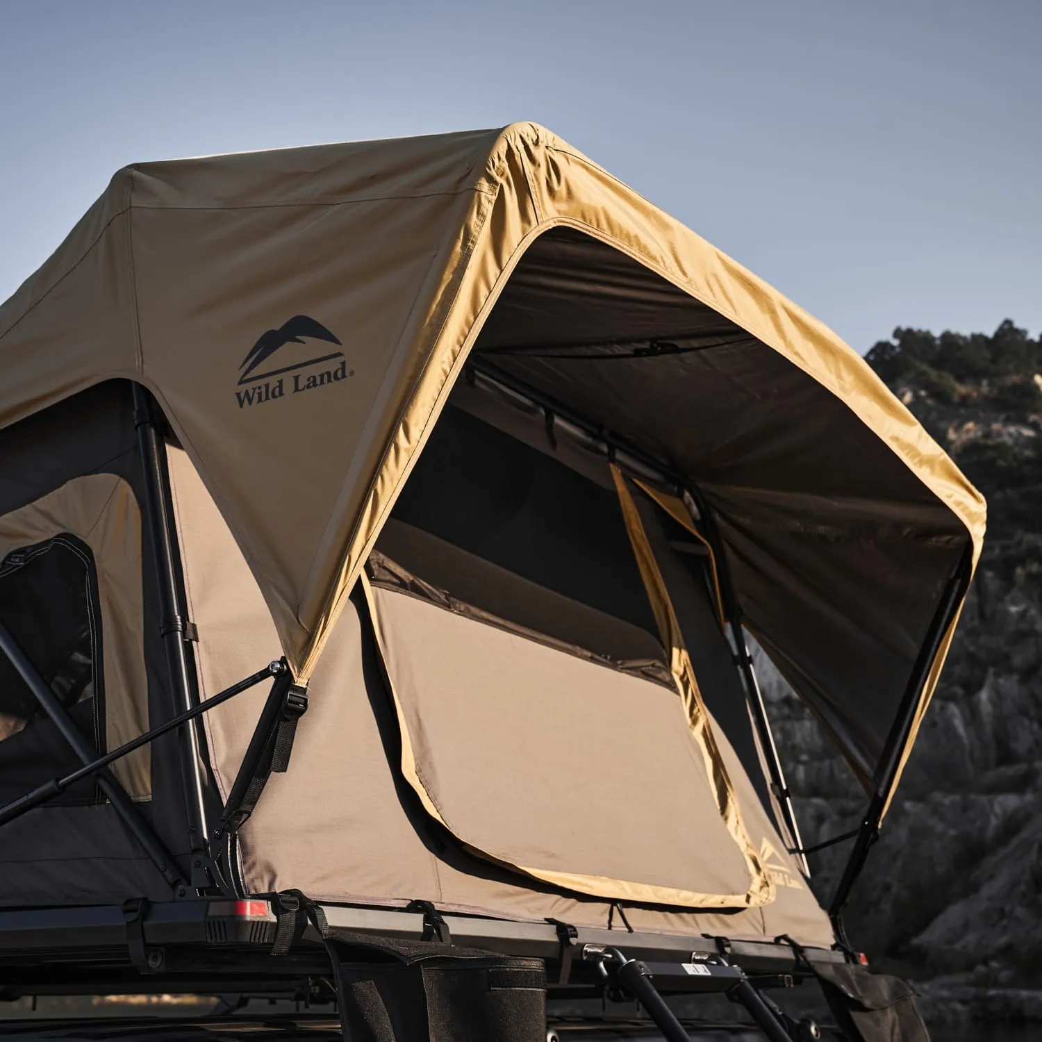 namiot-dachowy-Wild-Land-Normandy-Auto-PRO-140-rozlozony-z-zamknietym-wejsciem-do-namiotu