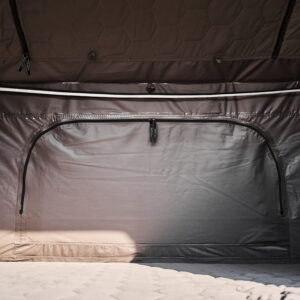 namiot-dachowy-Wild-Land-Normandy-PRO-Auto-120-w-srodku-docieplona-podsufitka-oswietlenie-LED-przy-zamkniet
