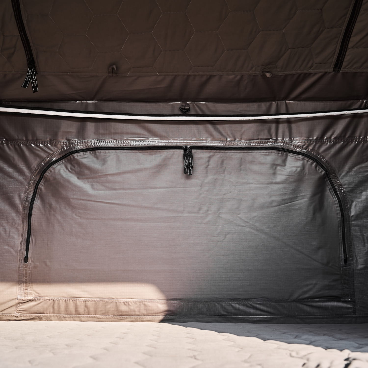 namiot-dachowy-Wild-Land-Normandy-PRO-Auto-120-w-srodku-docieplona-podsufitka-oswietlenie-LED-przy-zamkniet