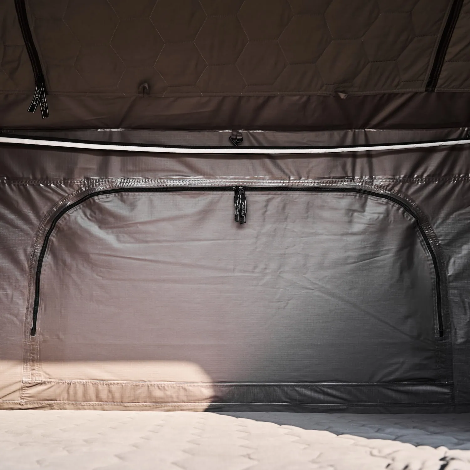 namiot-dachowy-Wild-Land-Normandy-PRO-Auto-140-w-srodku-docieplona-podsufitka-oswietlenie-LED-przy-zam