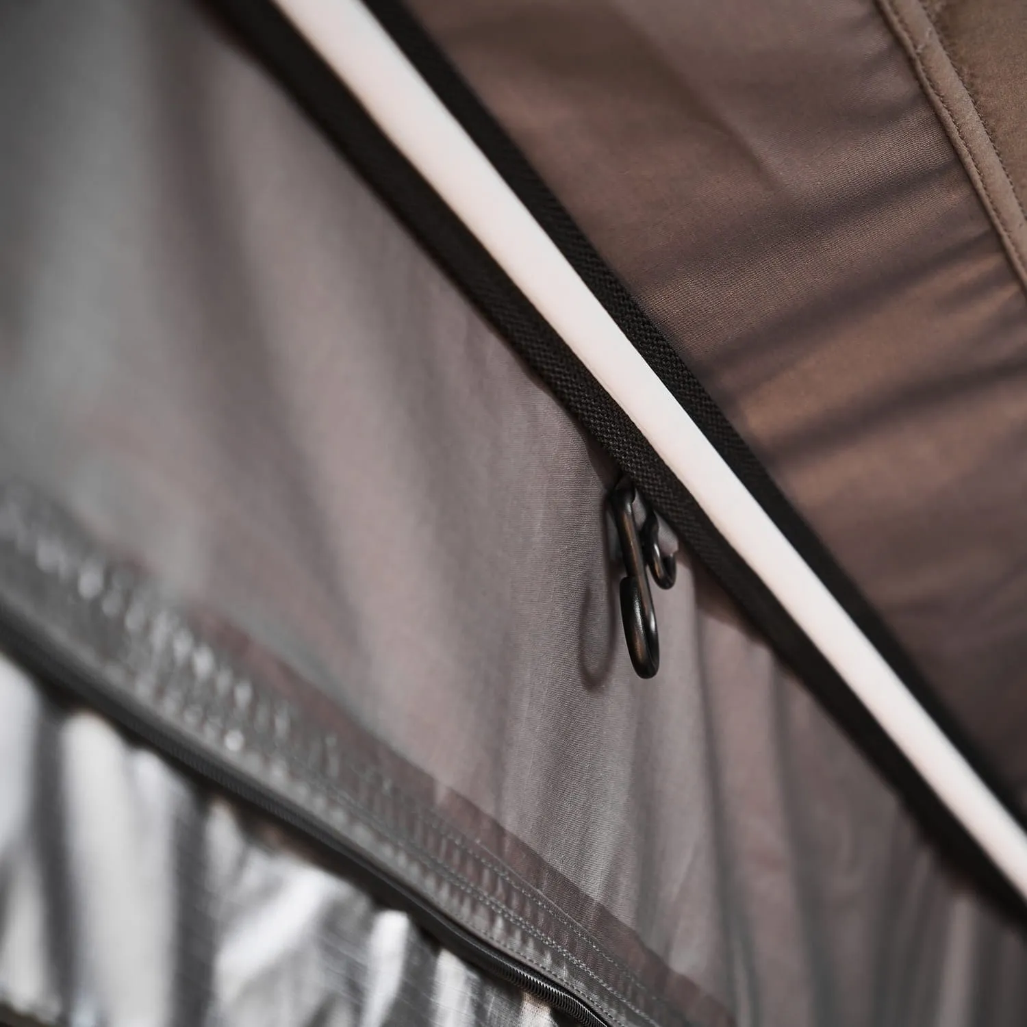 namiot-dachowy-Wild-Land-Normandy-PRO-Auto-140-w-srodku-jakosc-wykonania-przeszycie-szwow-inne-szczego