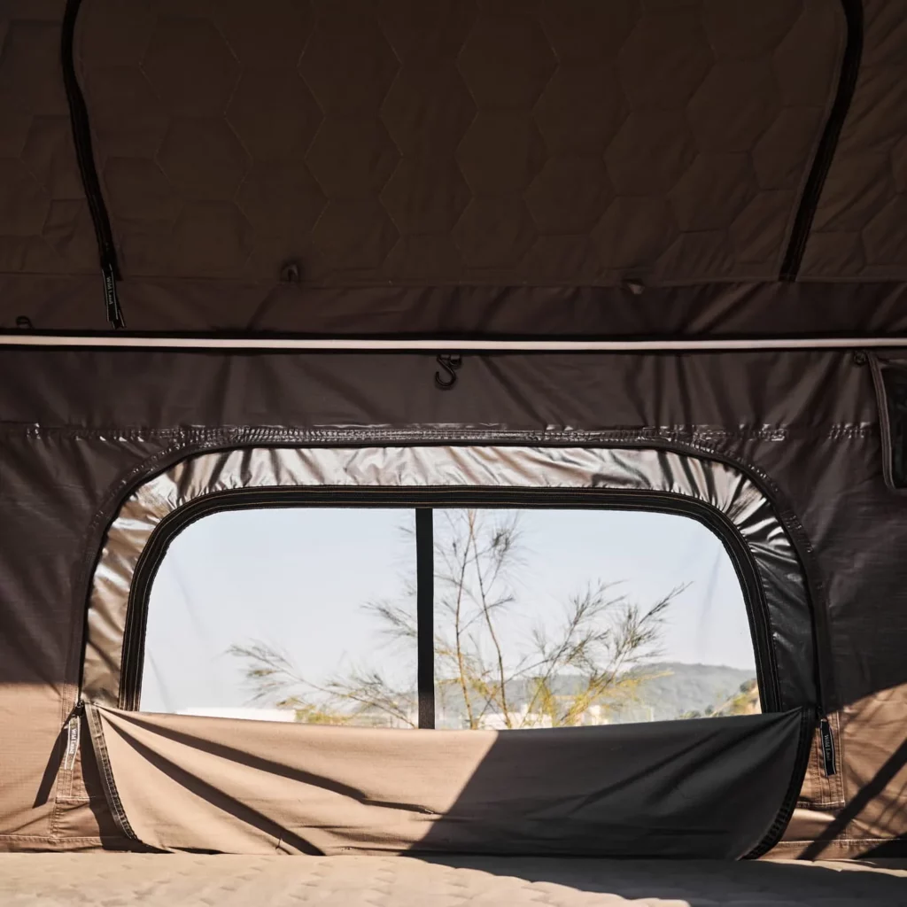 namiot-dachowy-Wild-Land-Normandy-PRO-Auto-w-srodku-docieplona-podsufitka-oswietlenie-LED-kieszenie-na