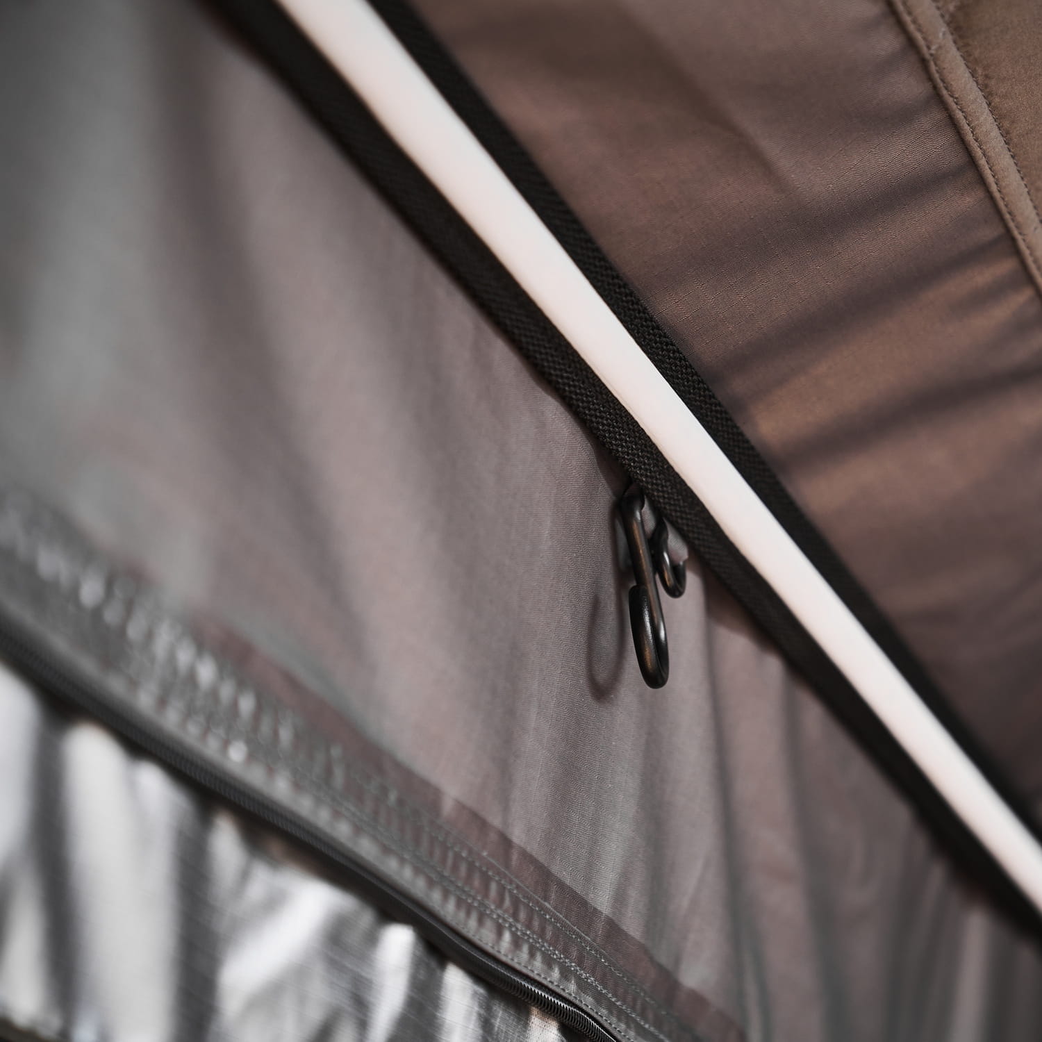 namiot-dachowy-Wild-Land-Normandy-PRO-Auto-w-srodku-jakosc-wykonania-przeszycie-szwow-inne-szczegoly