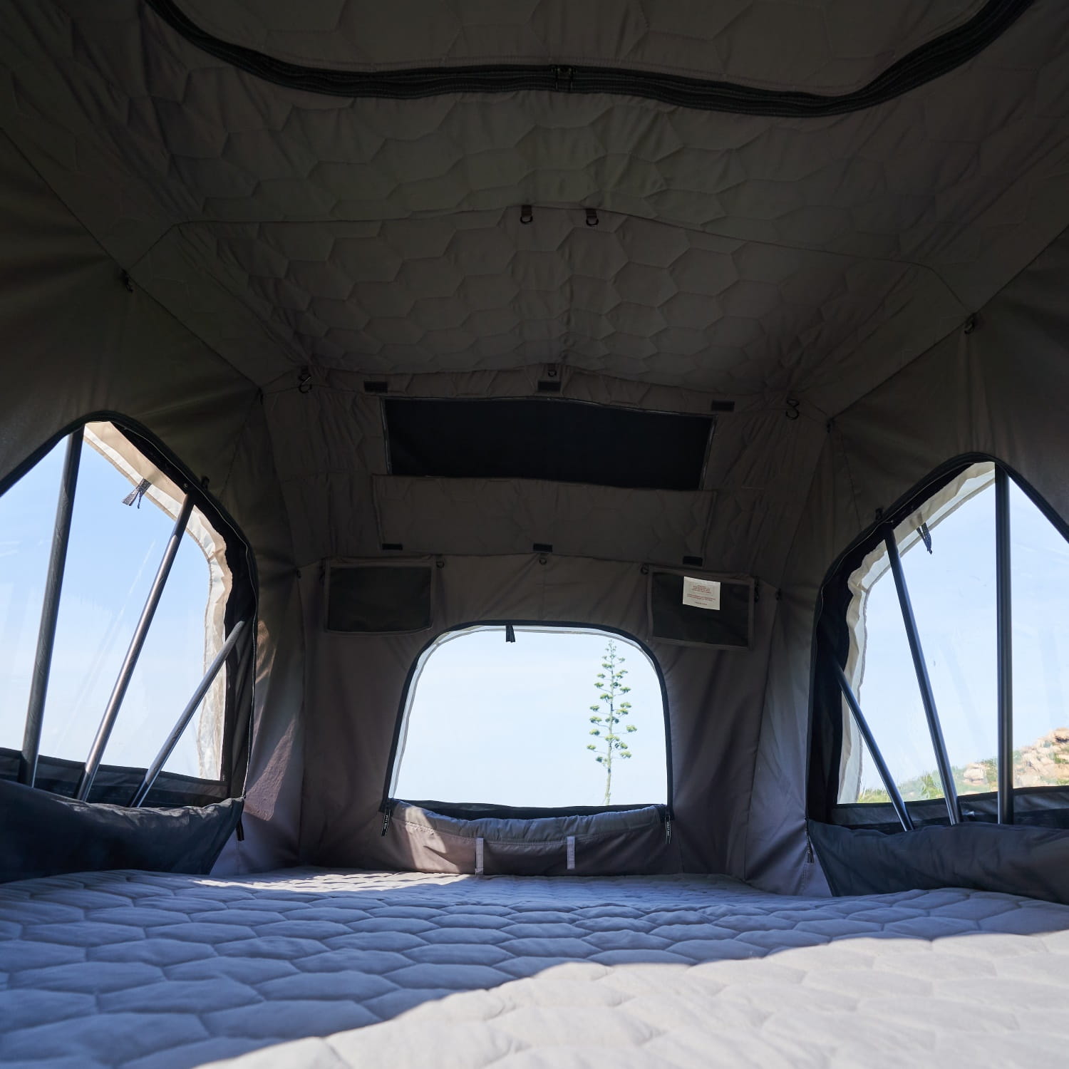 namiot-dachowy-Wild-Land-Voyager-PRO-140-rozlozony-wnetrze