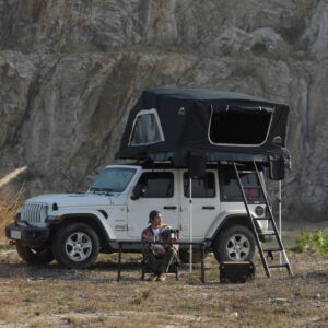 namiot-dachowy-Wild-Land-Voyager-PRO-230-rozlozony-na-samochodzie-Jeep-Wrangler-zdjecie-od-wejscia-do-namiotu