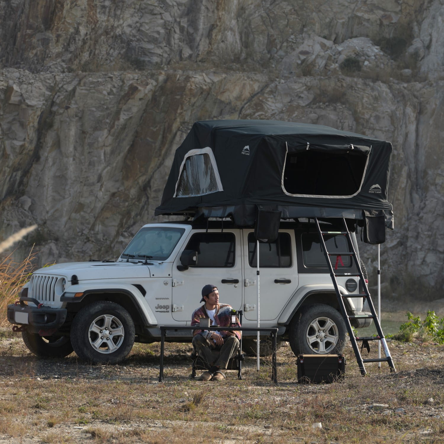 namiot-dachowy-Wild-Land-Voyager-PRO-230-rozlozony-na-samochodzie-Jeep-Wrangler-zdjecie-od-wejscia-do-namiotu
