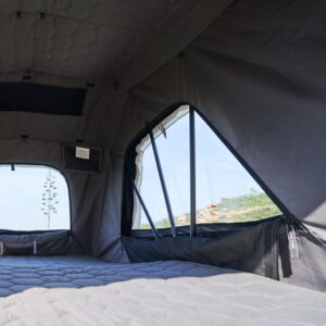 namiot-dachowy-Wild-Land-Voyager-PRO-230-w-srodku-namiotu-ilosc-przestrzeni-docieplona-podsufitka-oraz-panoramiczne-okna