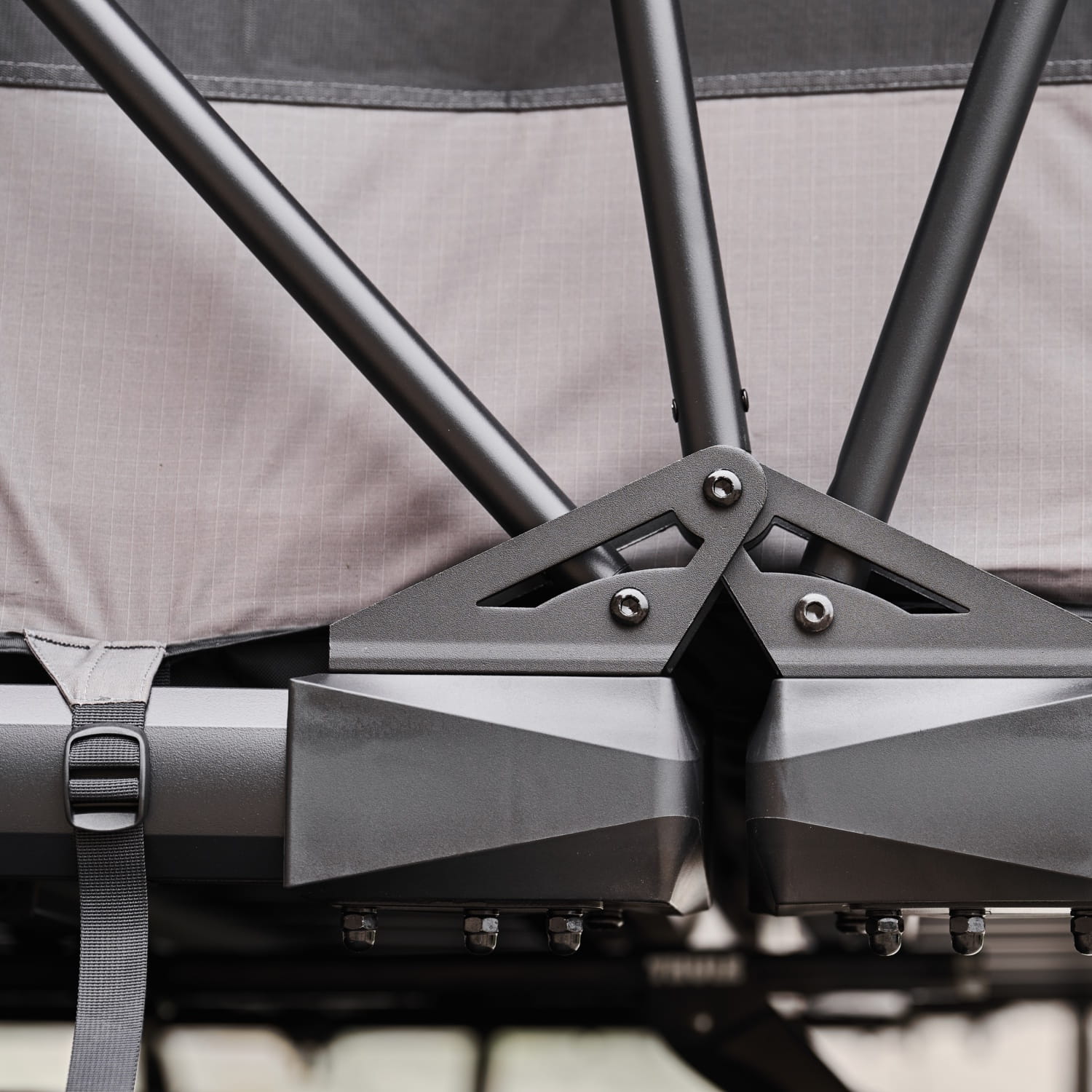 namiot-dachowy-Wild-Land-Wilc-Cruiser-PRO-250-wykonanie-zawiasow-i-konstrukcji-ramowej