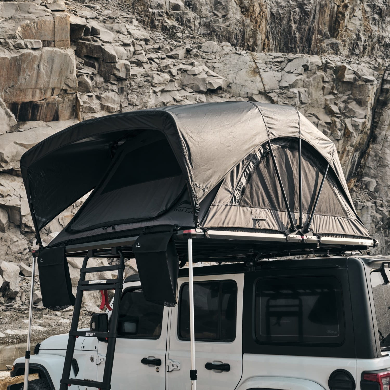 namiot-dachowy-Wild-Land-Wild-Cruiser-PRO-160-rozlozony-ale-z-zamknietami-oknami-i-wejsciem