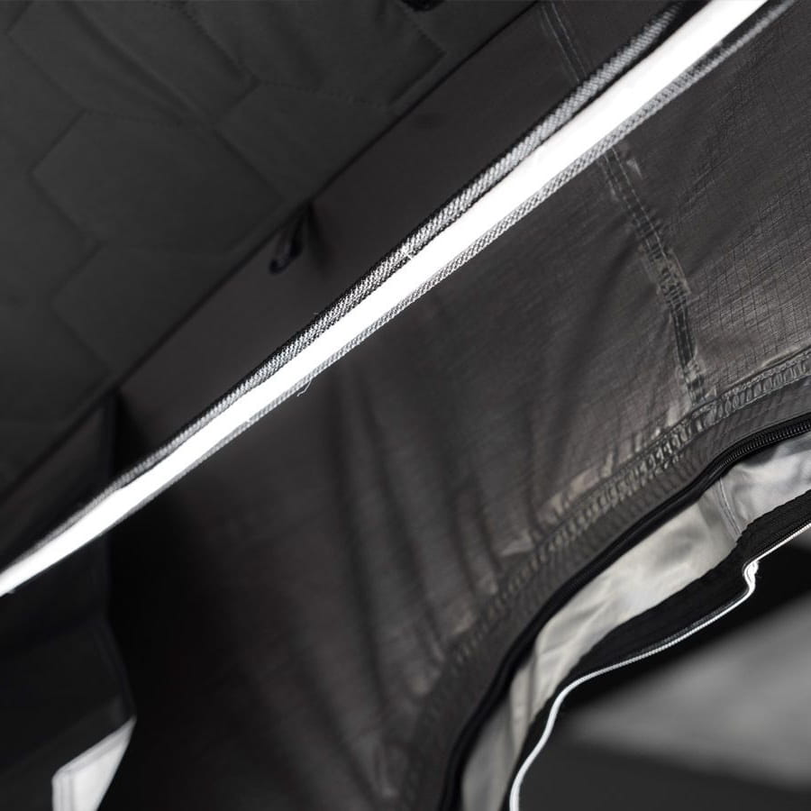 namiot-dachowy-Wild-Land-Wild-Cruiser-PRO-160-wnetrze-oswietlenie-listwa-LED