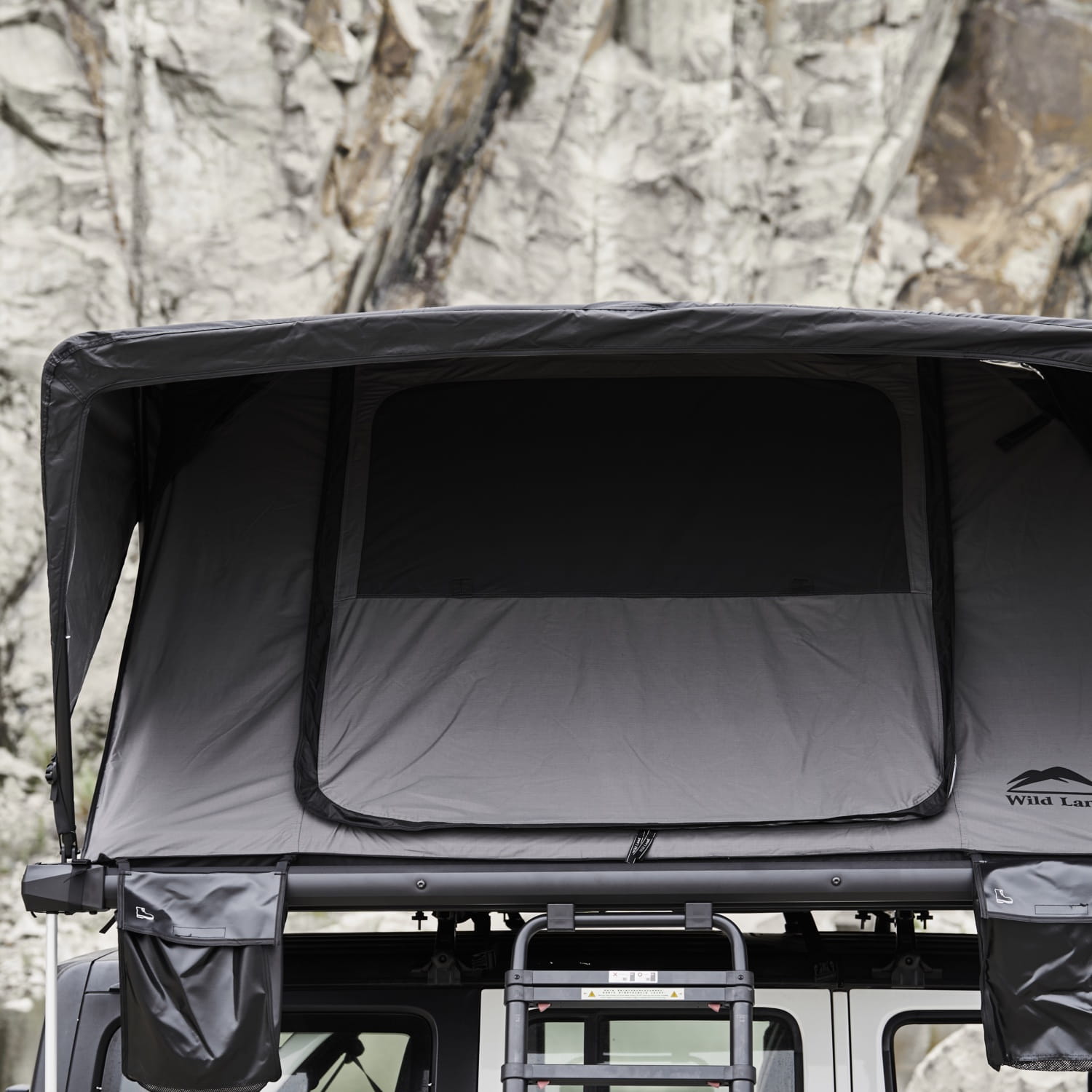 namiot-dachowy-Wild-Land-Wild-Cruiser-PRO-250-rozlozony-wejscie-do-namiotu