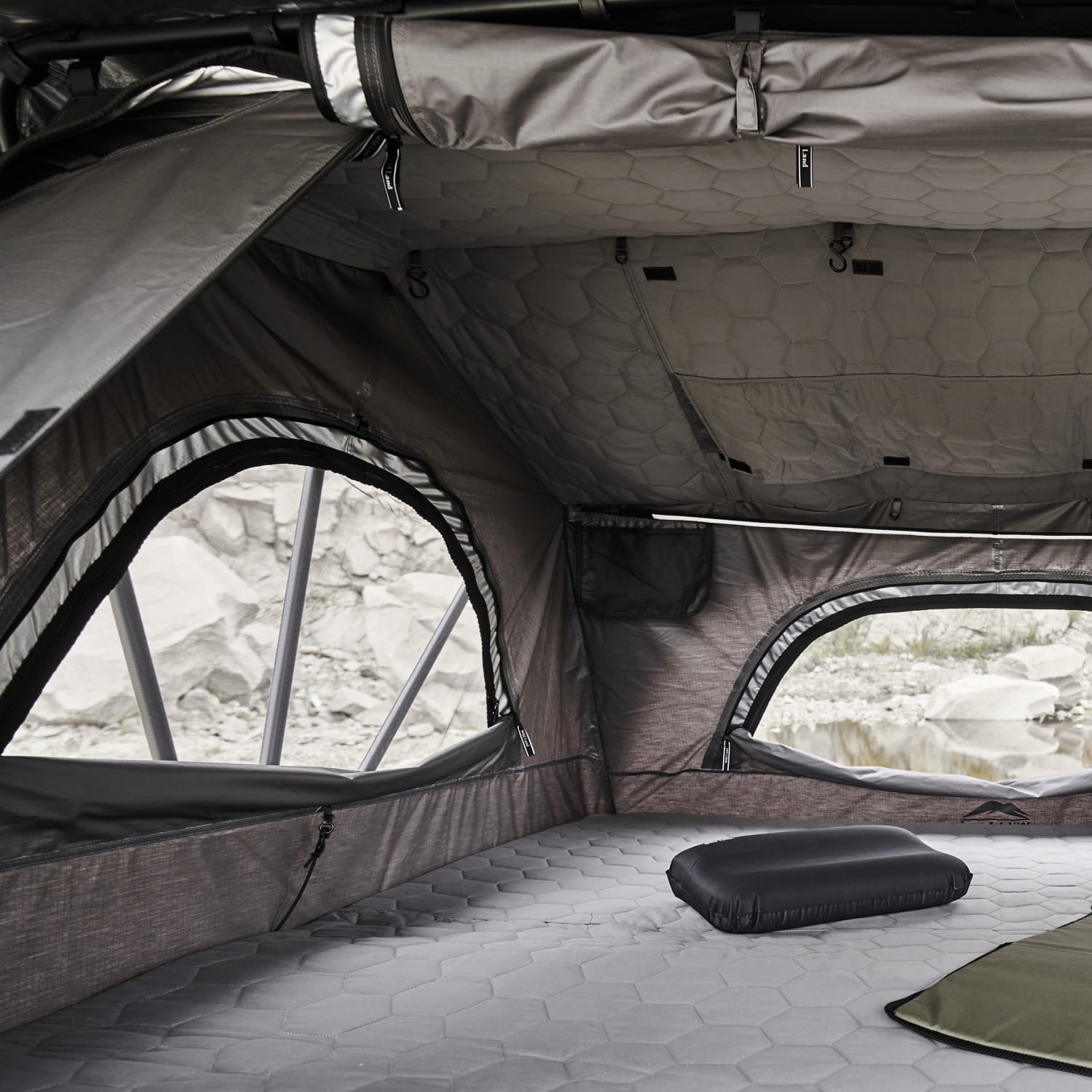 namiot-dachowy-Wild-Land-Wild-Cruiser-PRO-250-wykonaczenie-w-srodku-namiotu