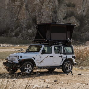 namiot-dachowy-wild land Rock-Cruiser-II-PRO-140-rozlozony-na-Jeep-Wrangler