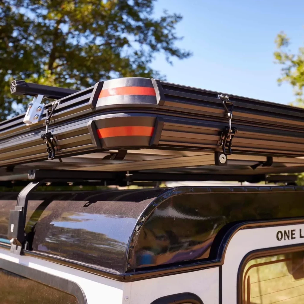 namiot dachowy w twardej obudowie