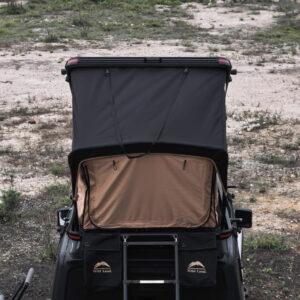 namiot-dachowy-wildland-bush-cruiser-v2-rozlozony-detale-wejscie-kieszenie-na-buty-tasma-do-sciagania-pokrywy