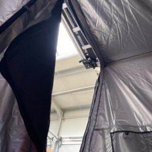 przedsionek-pod-namiot-dachowy-Wild-Cruiser-wejscie