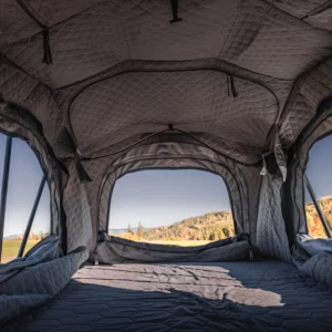 wpinane-ocieplenie-namiotu-dachowego-Wild-Land-Lite-Cruiser-120-XL-zlicowane-okna-i-wejscie-do-