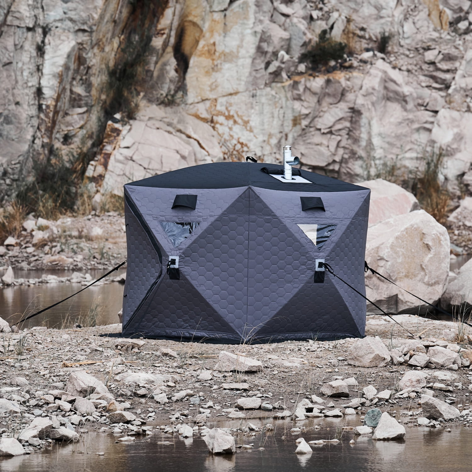 jurta-zimowa-Wild-Land-Ice-Hub-500-rozlonona-z-odciagami-zamkniete-drzwi