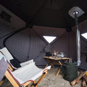 jurta-zimowa-Wild-Land-Ice-Hub-500-sporo-miejsca-w-srodku-na-krzesla-kominek-i-inne