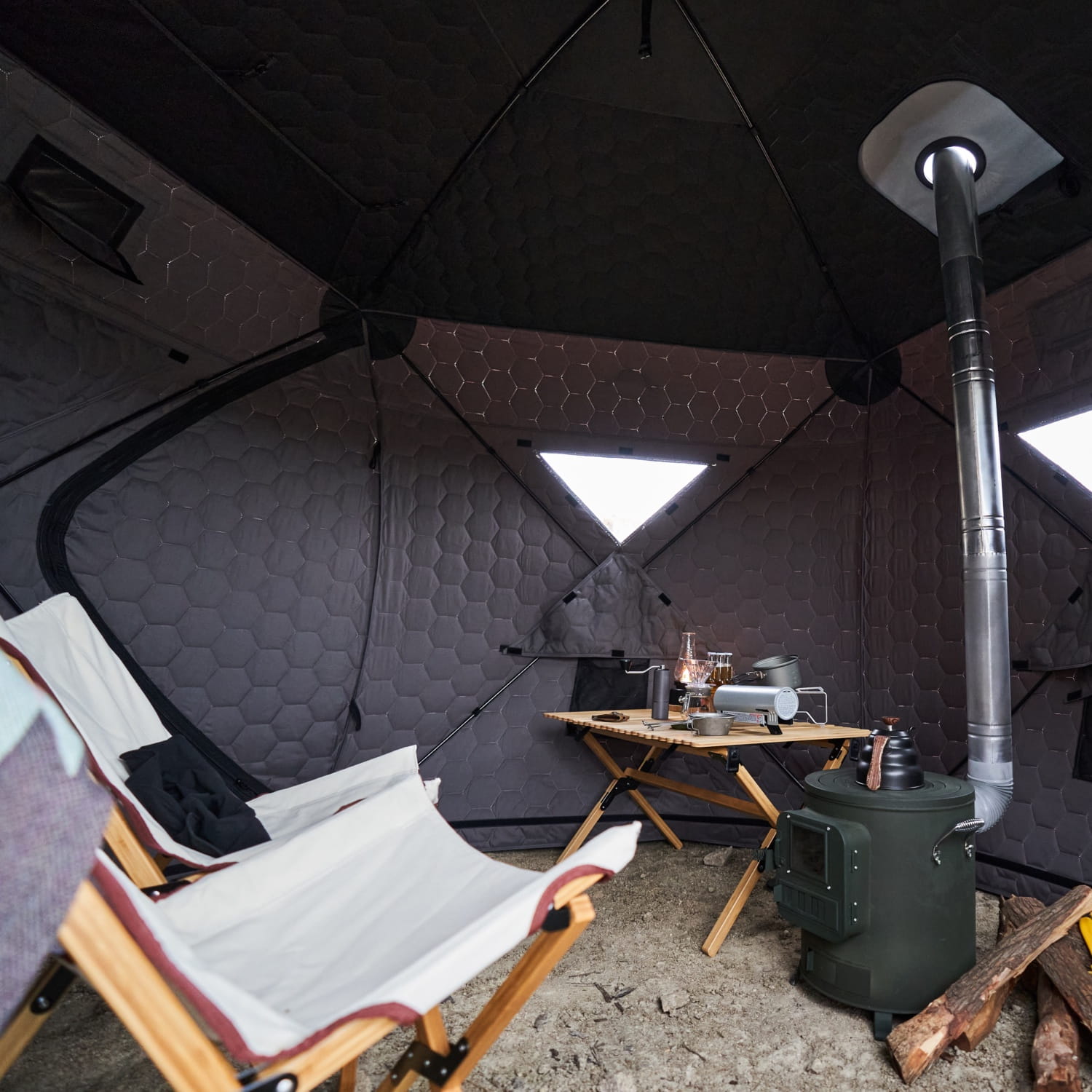 jurta-zimowa-Wild-Land-Ice-Hub-500-sporo-miejsca-w-srodku-na-krzesla-kominek-i-inne