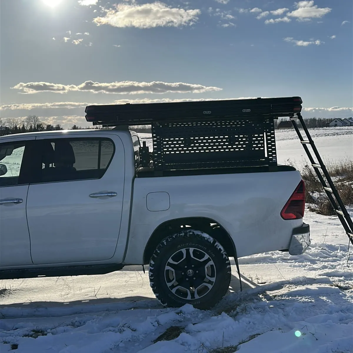 namiot-dachowy w twardej obudowie -Bush-Cruiser 140 -V2 z boku zlozony wilnd land