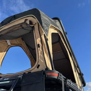 namiot-dachowy w twardej obudowie -Bush-Cruiser 140 -V2-z-otwartymi-oknami,-