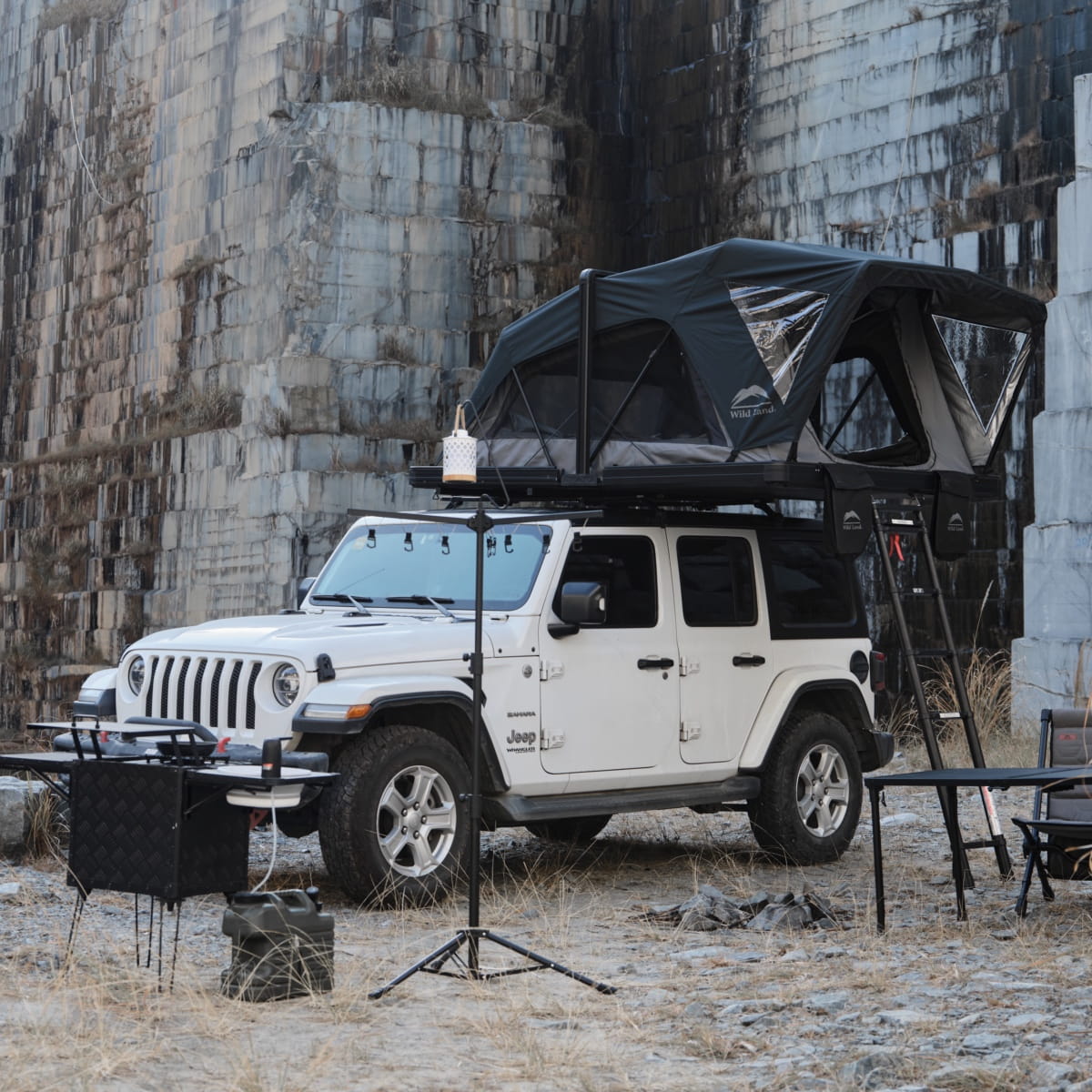 namiot-dachowy-Summit-Explorer-180-rodzinny-namiot-o-kompaktowych-wymiarach-rozlozony-na-Jeep-Wrangler