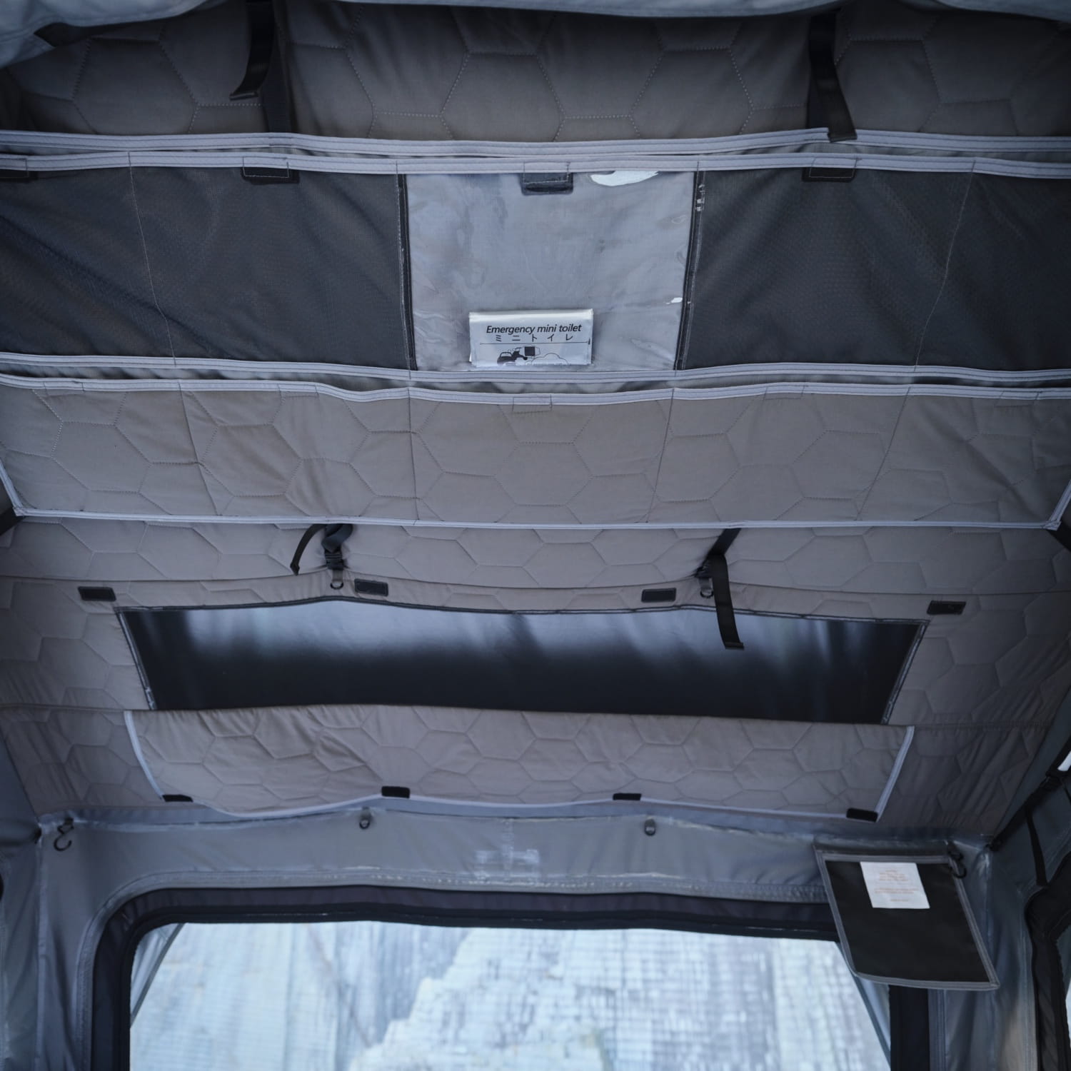 namiot-dachowy-Summit-Explorer-180-wnetrze,-tylne-okna-wraz-z-dodatkowymi-kieszeniami-do-przechowywania-drobiazgow,-docie