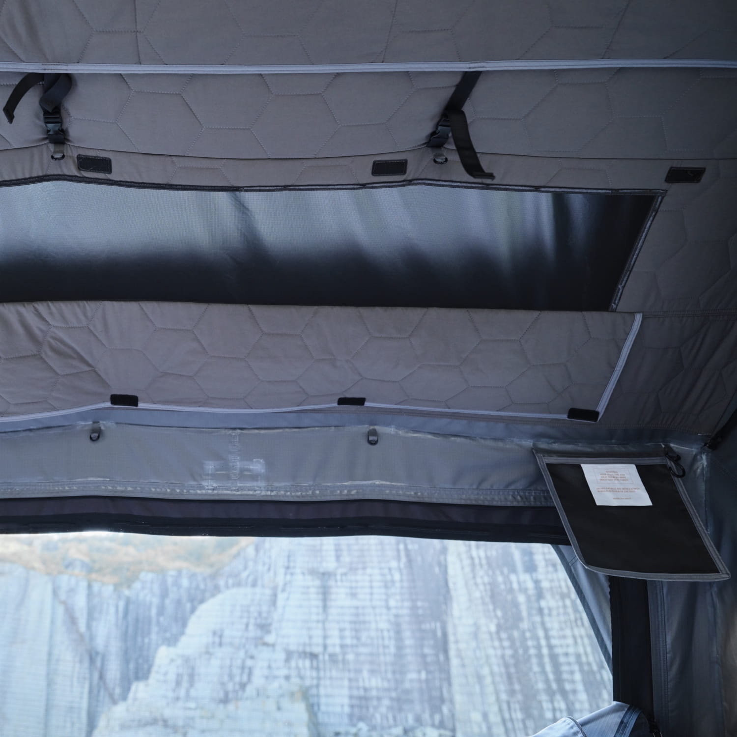 namiot-dachowy-Summit-Explorer-180-wnetrze,-tylne-okna-wraz-z-dodatkowymi-kieszeniami-do-przechowywania-drobiazgow