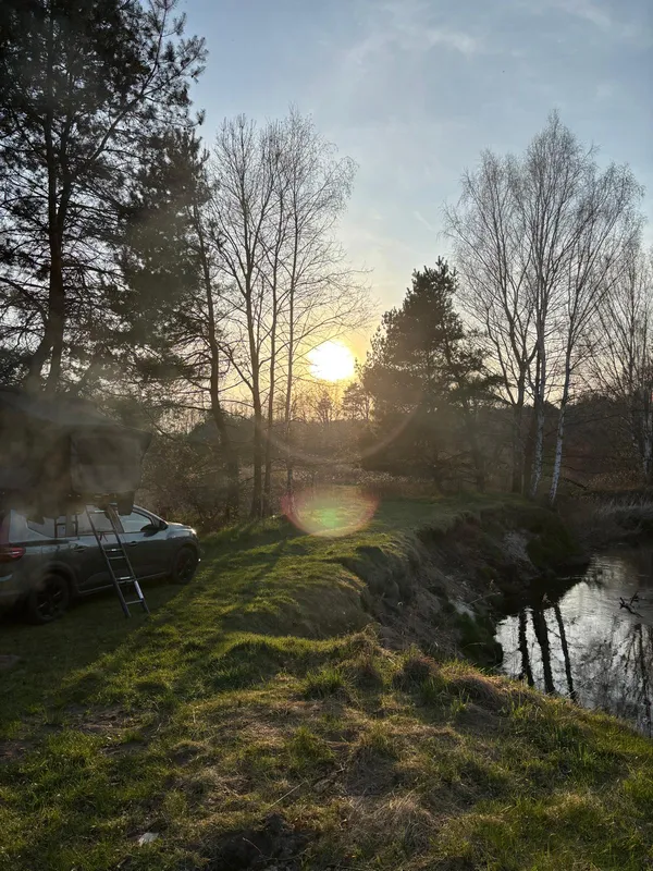 z namiotem dachowym na dziko