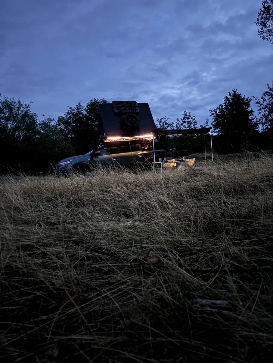 Czy namiot dachowy jest bezpieczny? Jak zamontować namiot na dachu samochodu na Twój kemping wildcamp